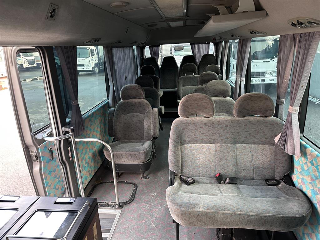 medium and large bus Hyundai bus - Vista 4