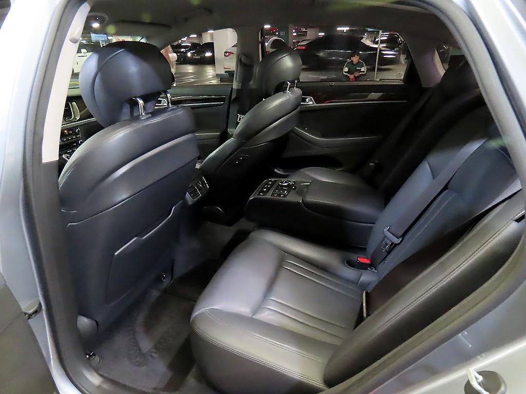 HYUNDAI Genesis - Vista 7