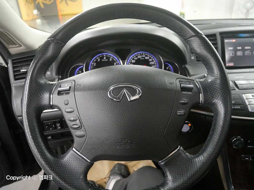 Infiniti M - Vista 8