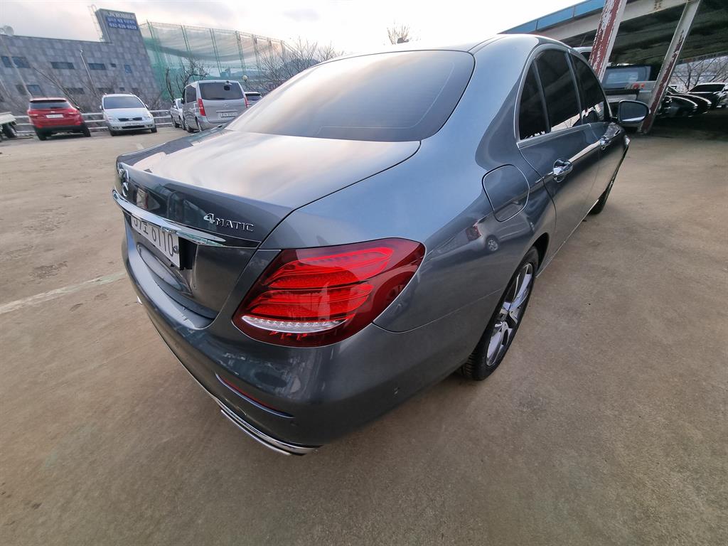 Mercedes Benz E class - Vista 5