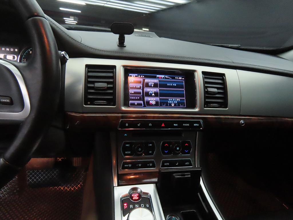 Jaguar XF - Vista 10