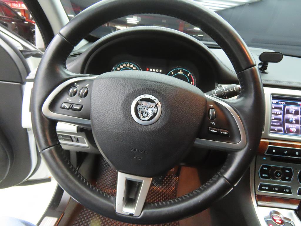 Jaguar XF - Vista 8