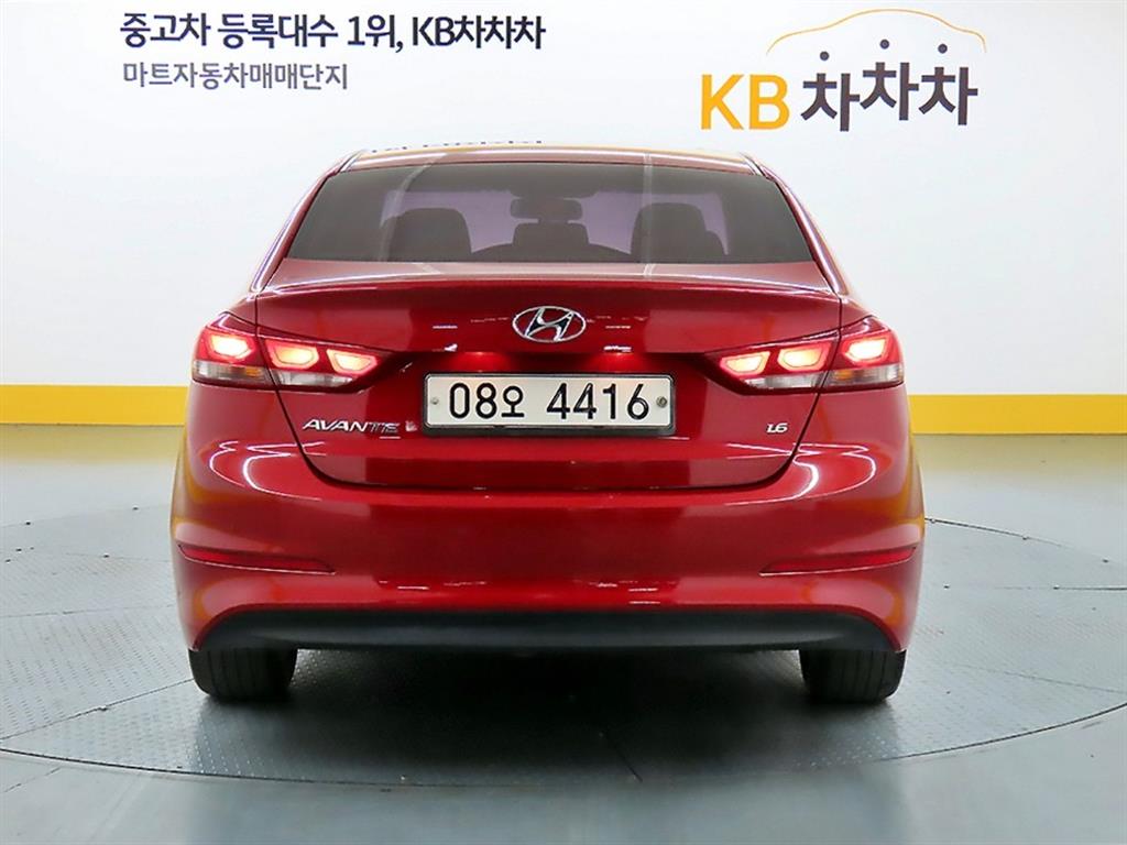 HYUNDAI Avante - Vista 3