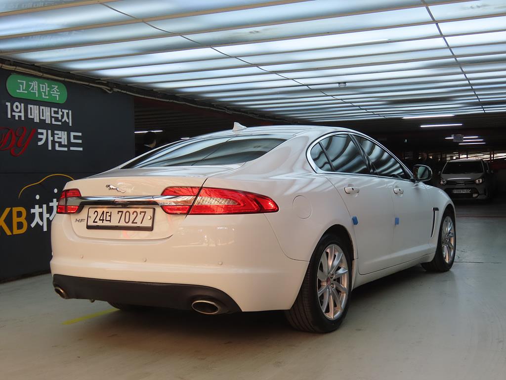 Jaguar XF - Vista 4