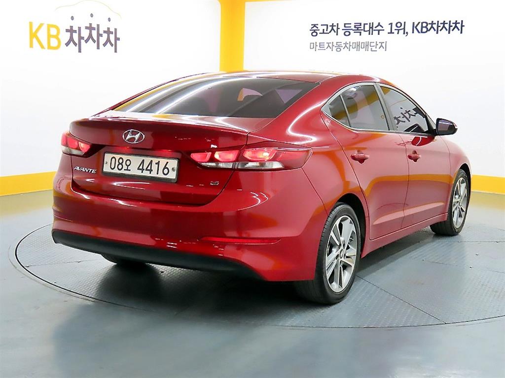 HYUNDAI Avante - Vista 4