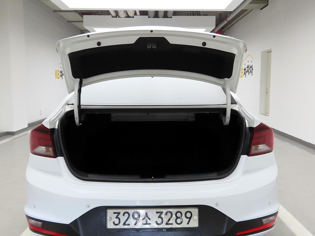 HYUNDAI Avante - Vista 5