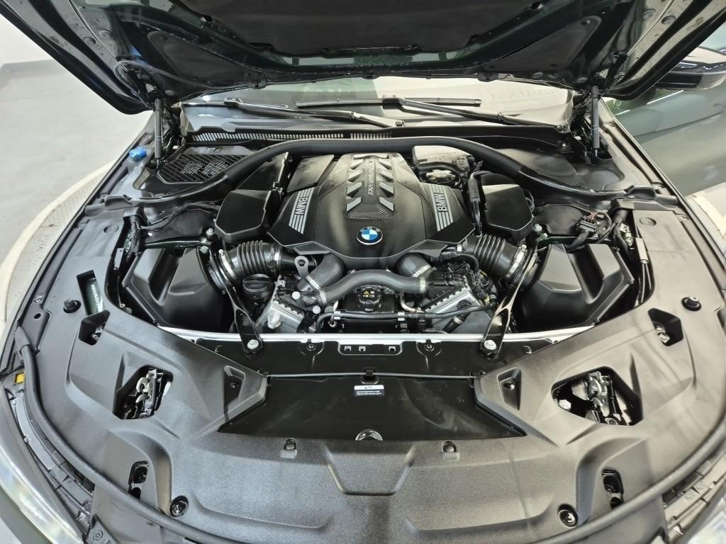 BMW 8 Series - Vista 5