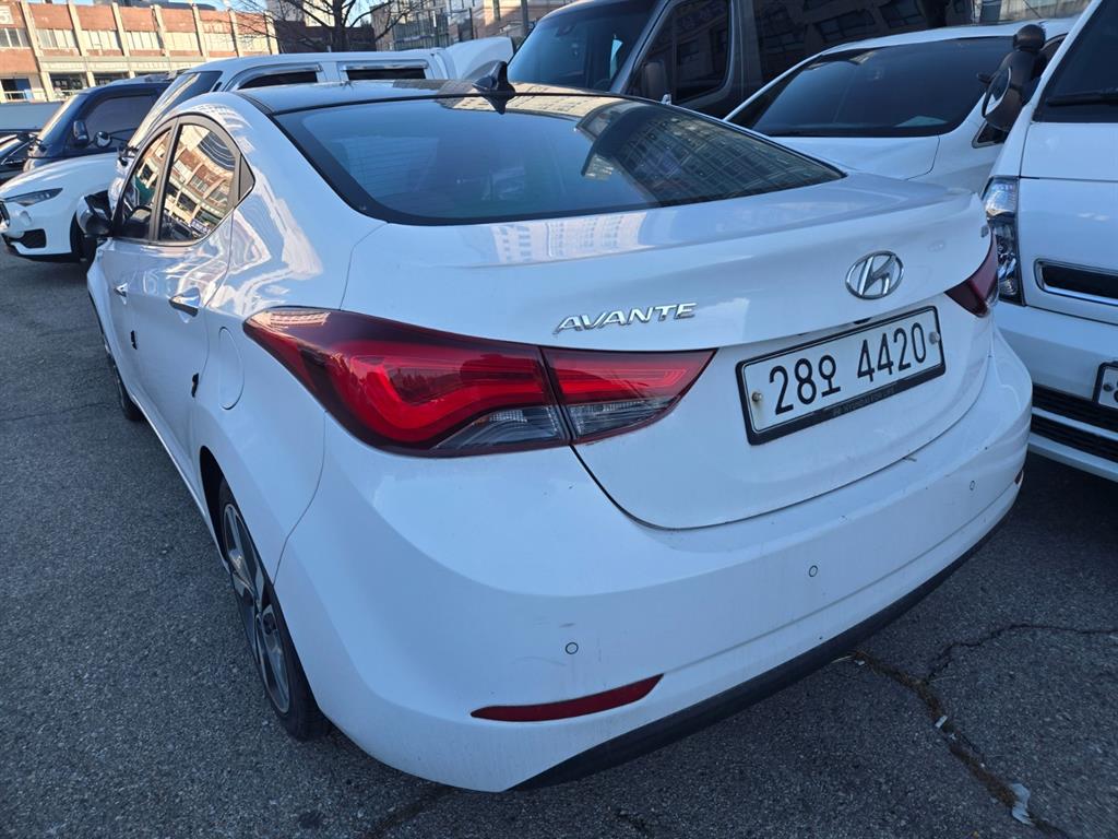 HYUNDAI Avante - Vista 4