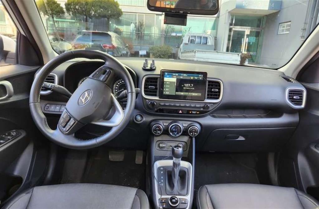 HYUNDAI Venue - Vista 5