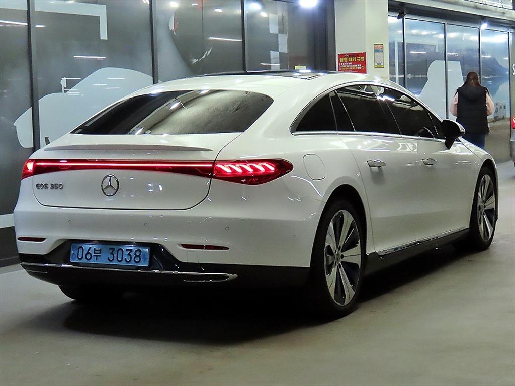 Mercedes Benz EQS - Vista 4