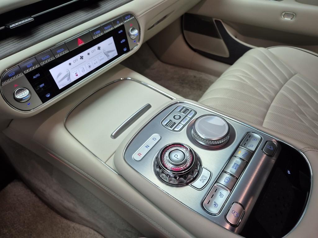 Genesis G90 - Vista 8