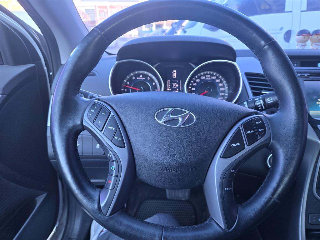 HYUNDAI Avante - Vista 11