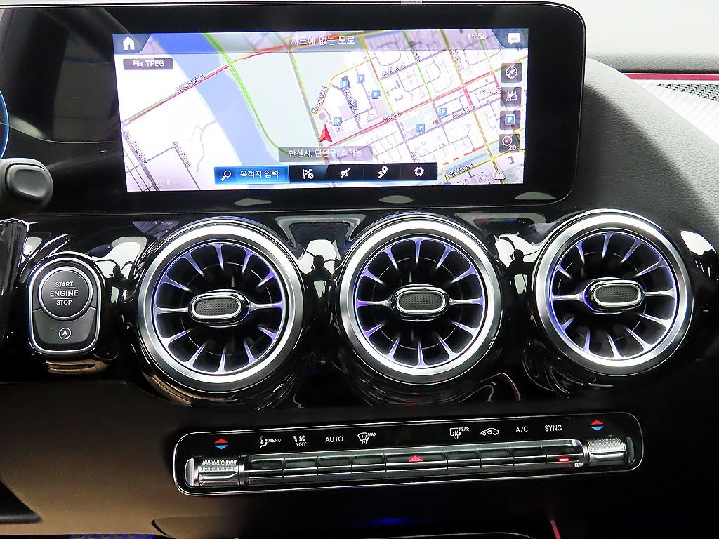 Mercedes Benz GLA Class - Vista 12