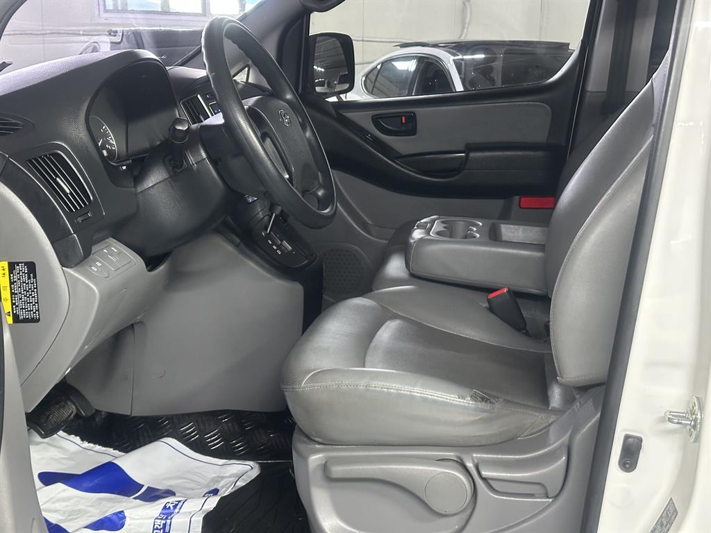 HYUNDAI Starex - Vista 6