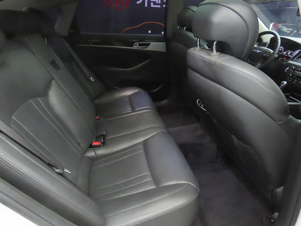 HYUNDAI Genesis - Vista 7