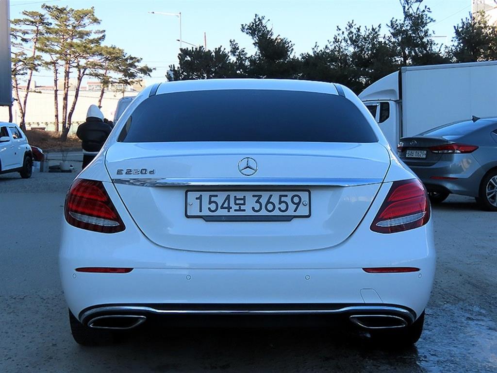 Mercedes Benz E class - Vista 4