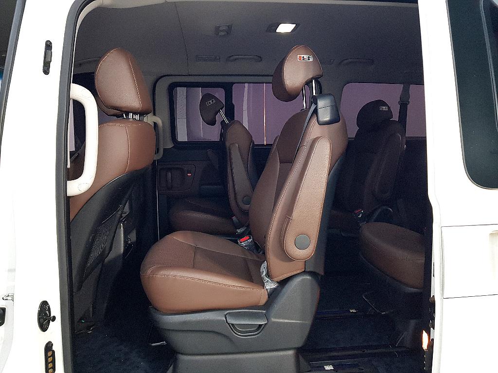 HYUNDAI Starex - Vista 8