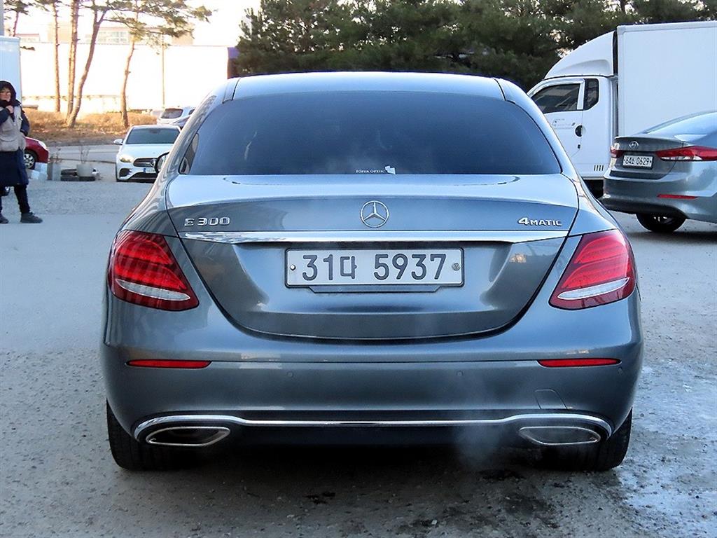Mercedes Benz E class - Vista 4