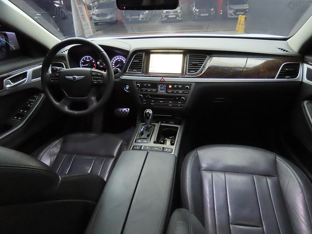 HYUNDAI Genesis - Vista 5