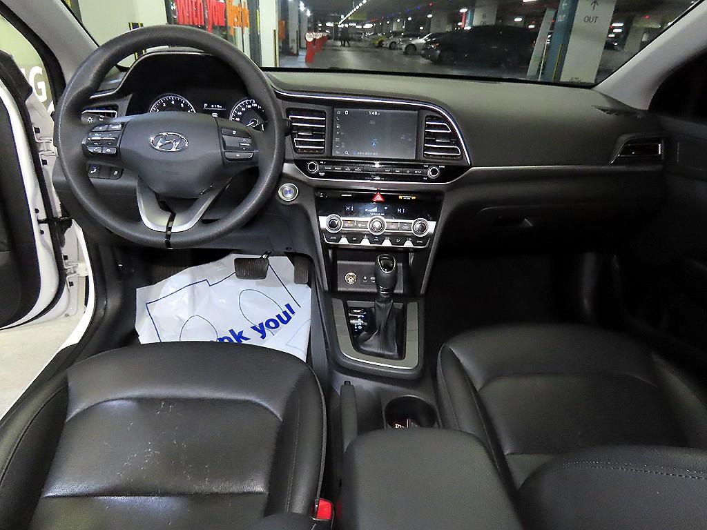 HYUNDAI Avante - Vista 10