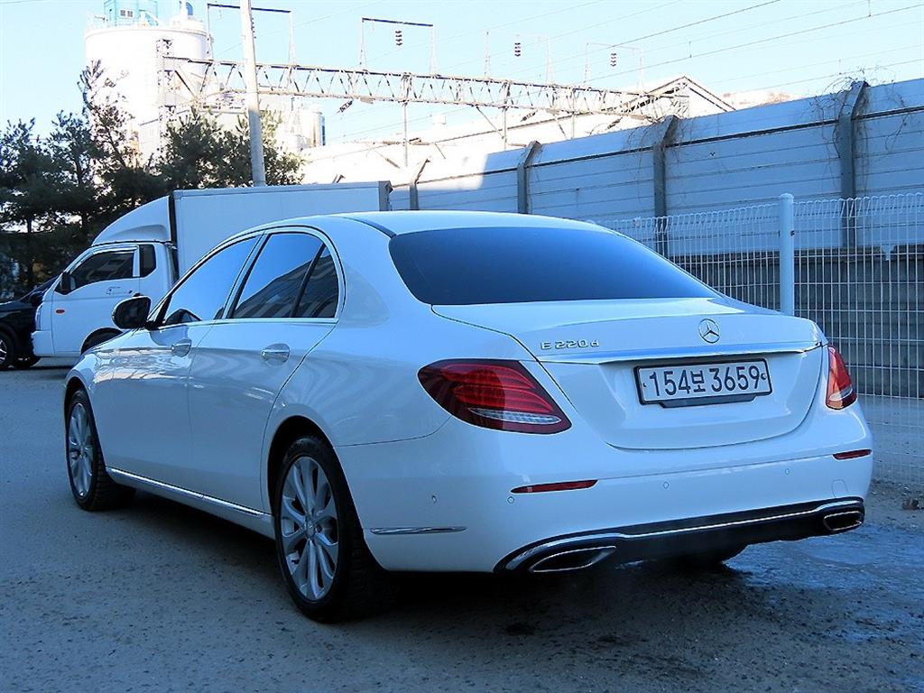 Mercedes Benz E class - Vista 3