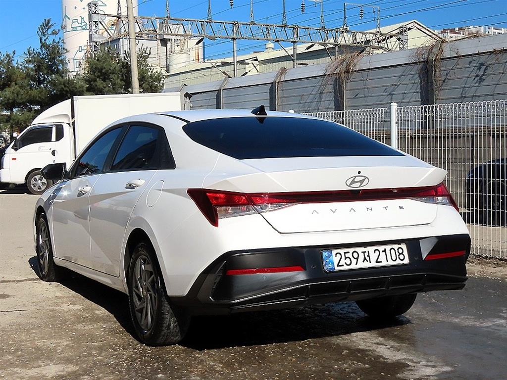 HYUNDAI Avante - Vista 3