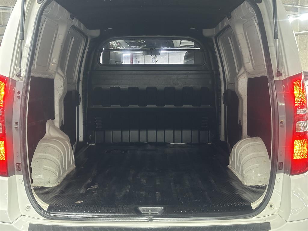 HYUNDAI Starex - Vista 8