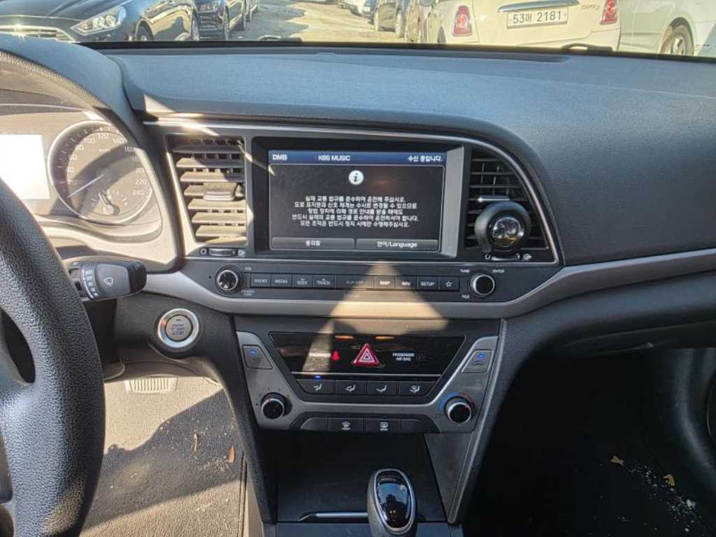 HYUNDAI Avante - Vista 10