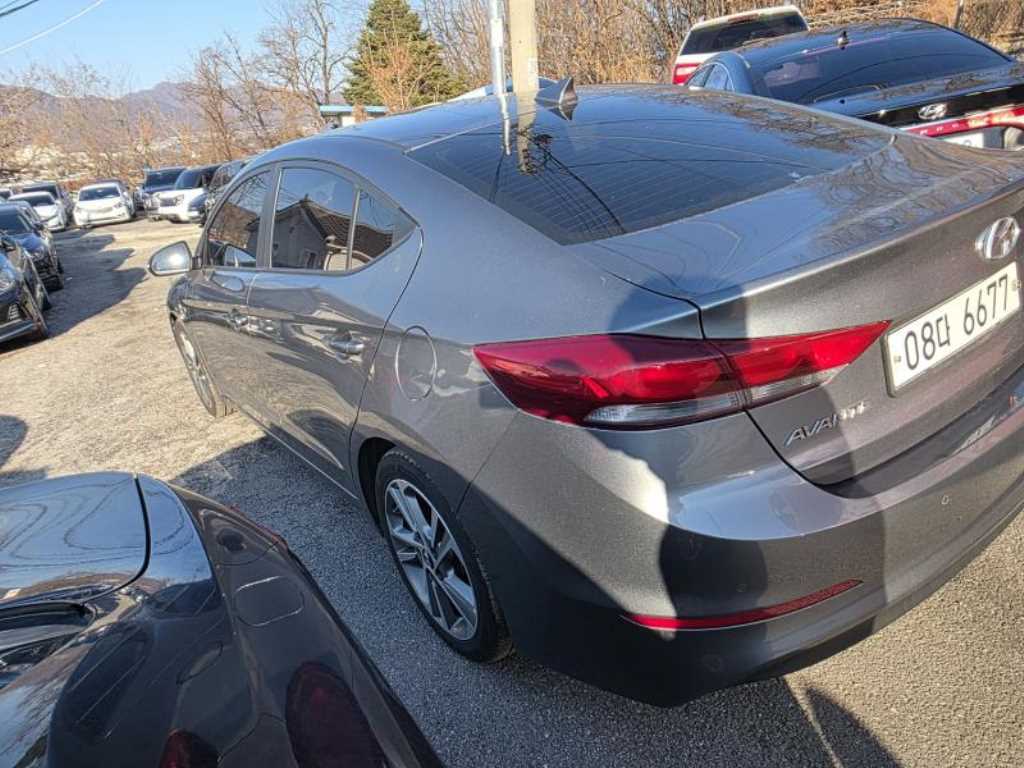 HYUNDAI Avante - Vista 5