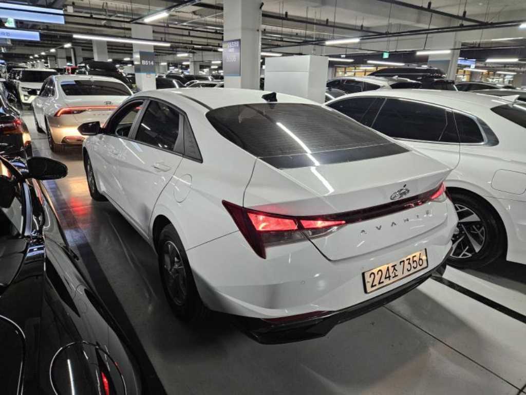 HYUNDAI Avante - Vista 5