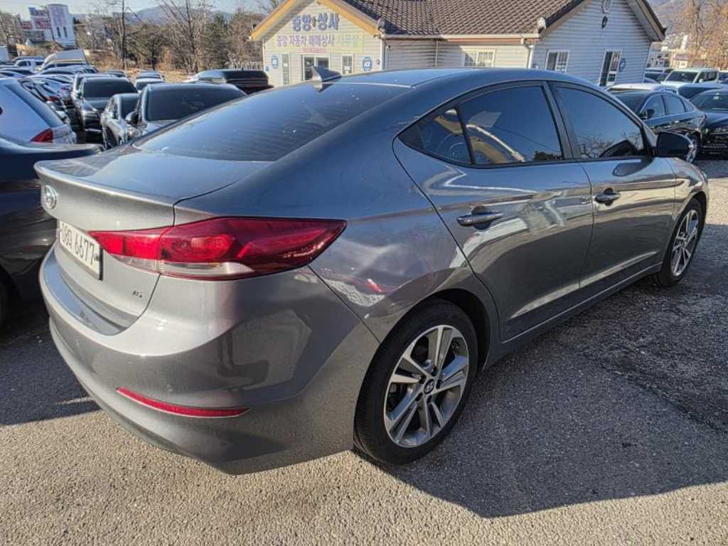 HYUNDAI Avante - Vista 4