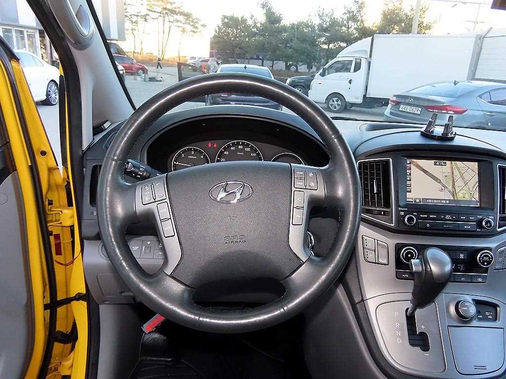 HYUNDAI Starex - Vista 9