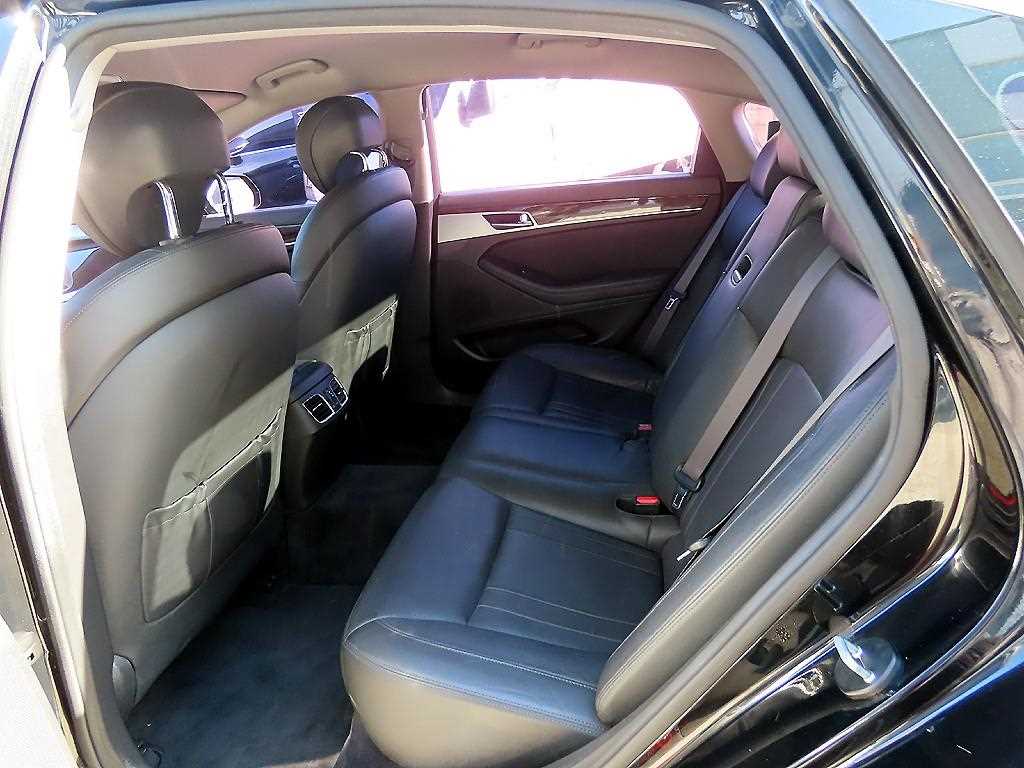 HYUNDAI Genesis - Vista 6