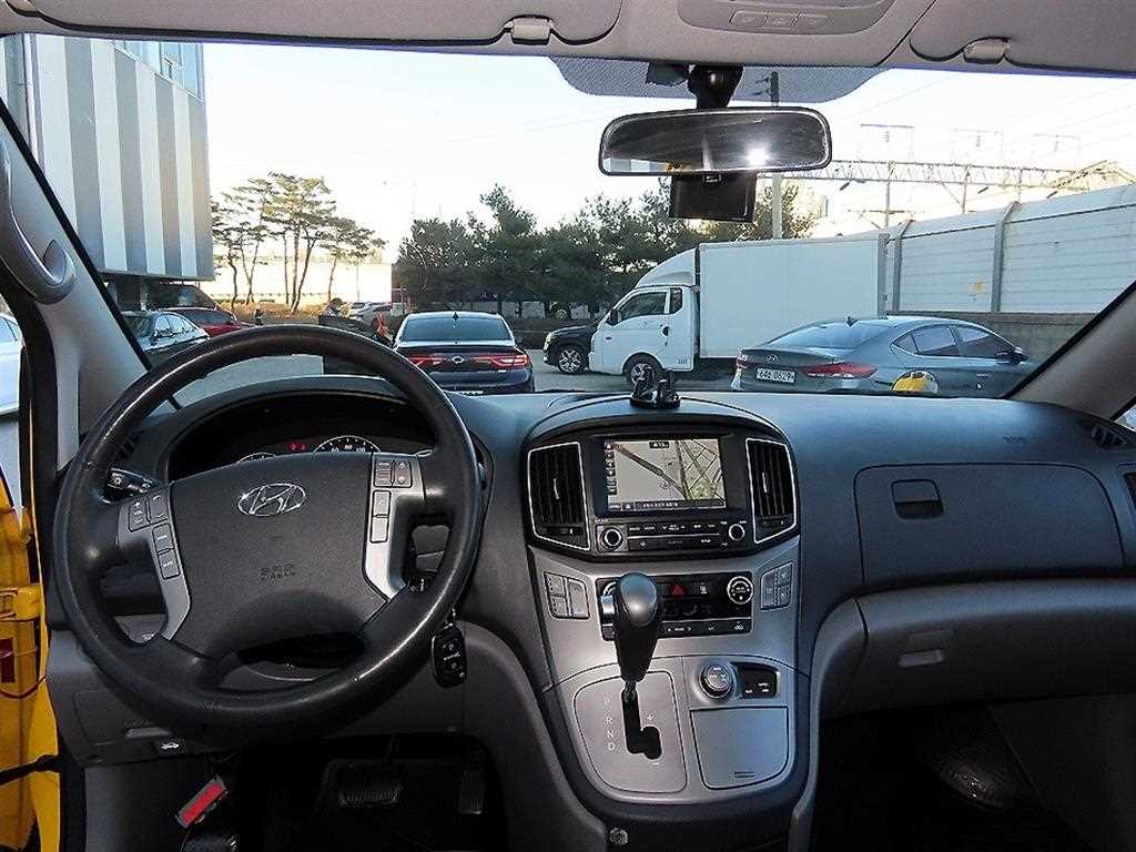 HYUNDAI Starex - Vista 8