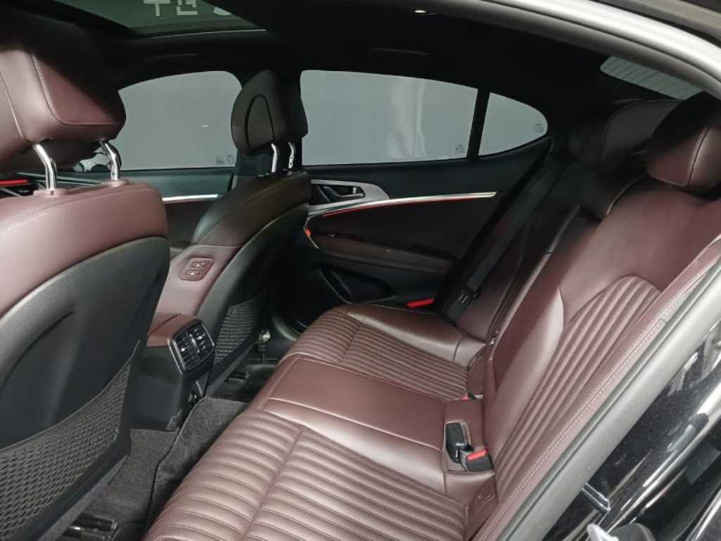 Genesis G70 - Vista 8