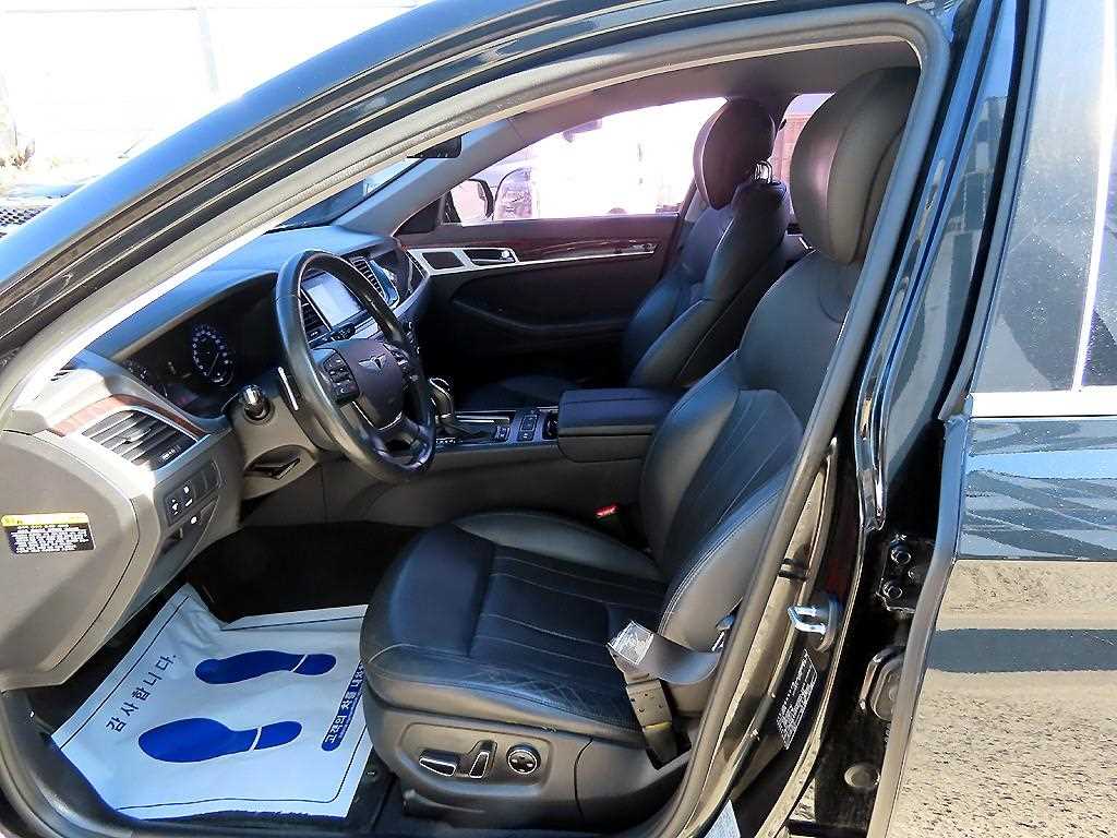 HYUNDAI Genesis - Vista 5