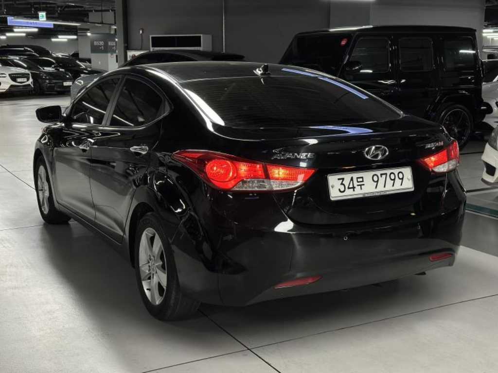 HYUNDAI Avante - Vista 5