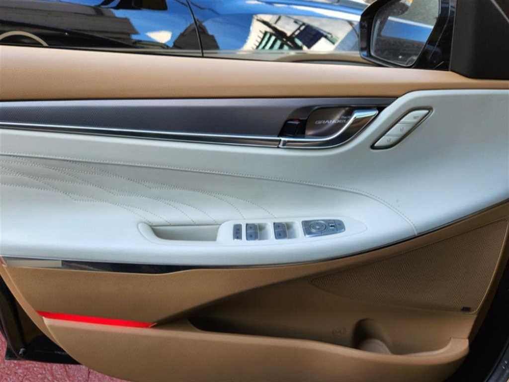 HYUNDAI Grandeur - Vista 12