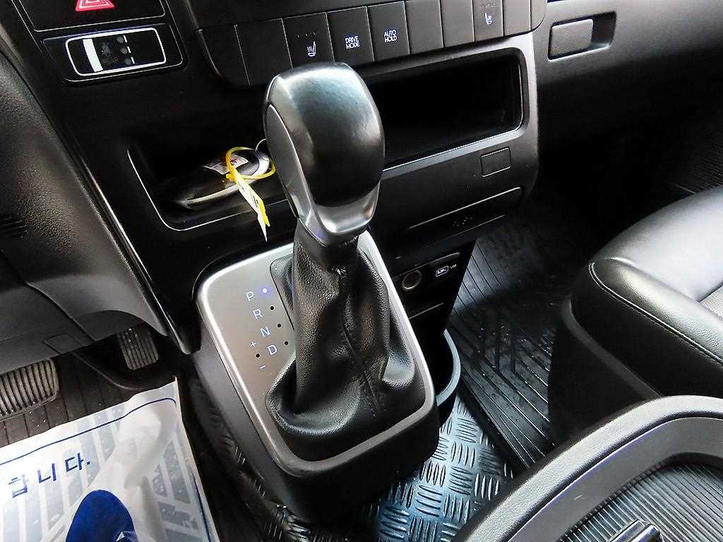 HYUNDAI Staria - Vista 10