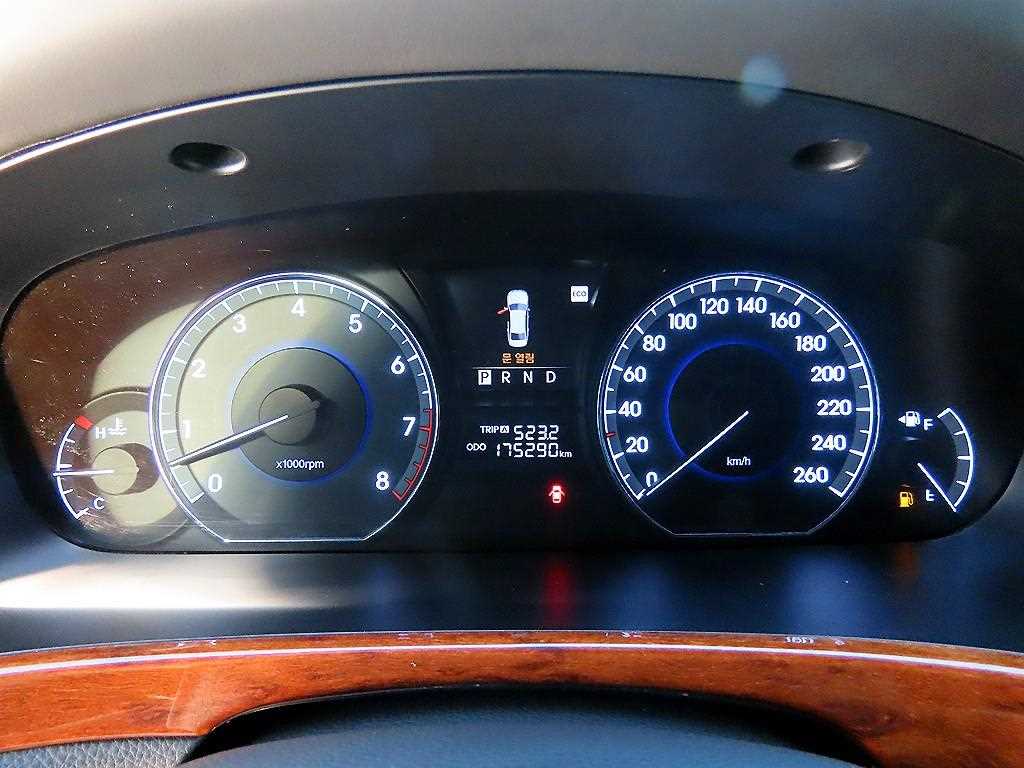 HYUNDAI Equus - Vista 9