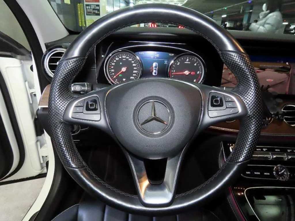 Mercedes Benz E class - Vista 8