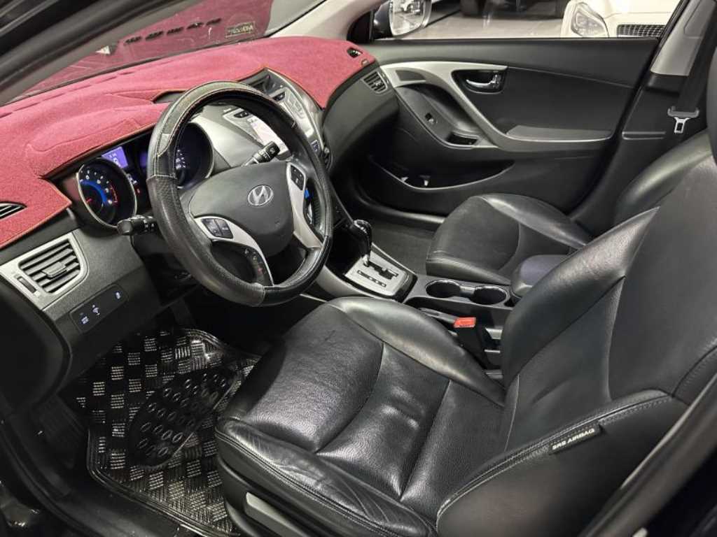 HYUNDAI Avante - Vista 10