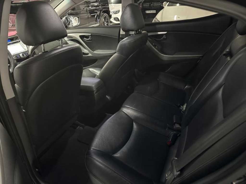 HYUNDAI Avante - Vista 11