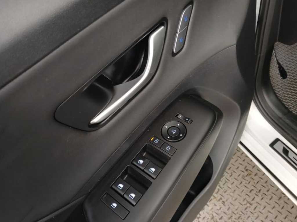 HYUNDAI Kona - Vista 9