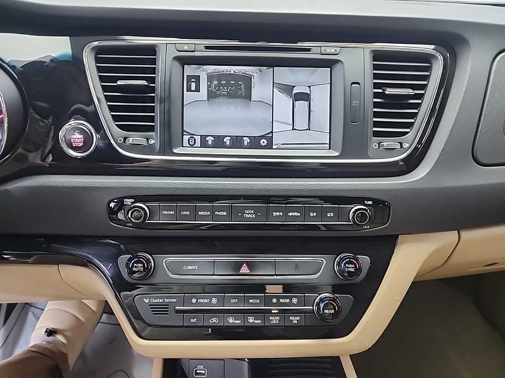 KIA Carnival - Vista 10