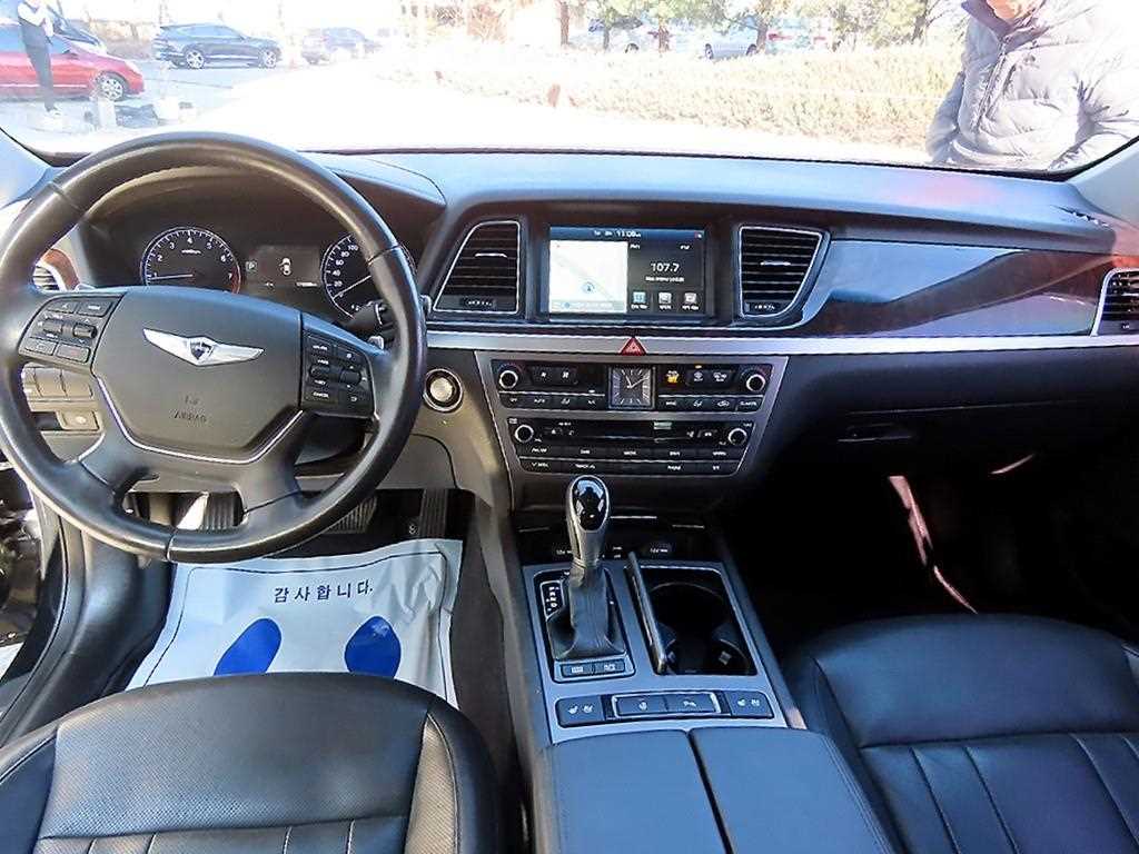 HYUNDAI Genesis - Vista 7