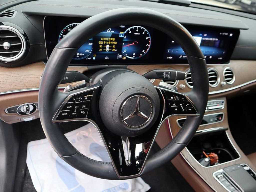 Mercedes Benz E class - Vista 8