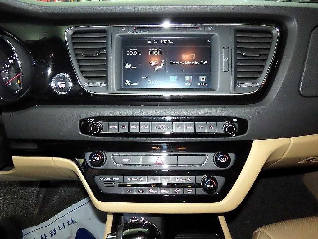 KIA Carnival - Vista 11