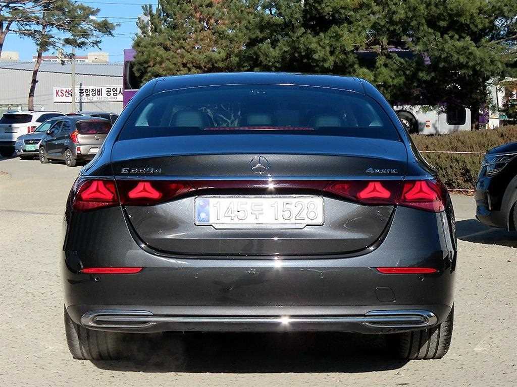 Mercedes Benz E class - Vista 4