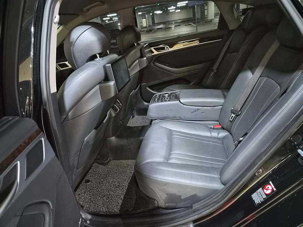 HYUNDAI Genesis - Vista 7